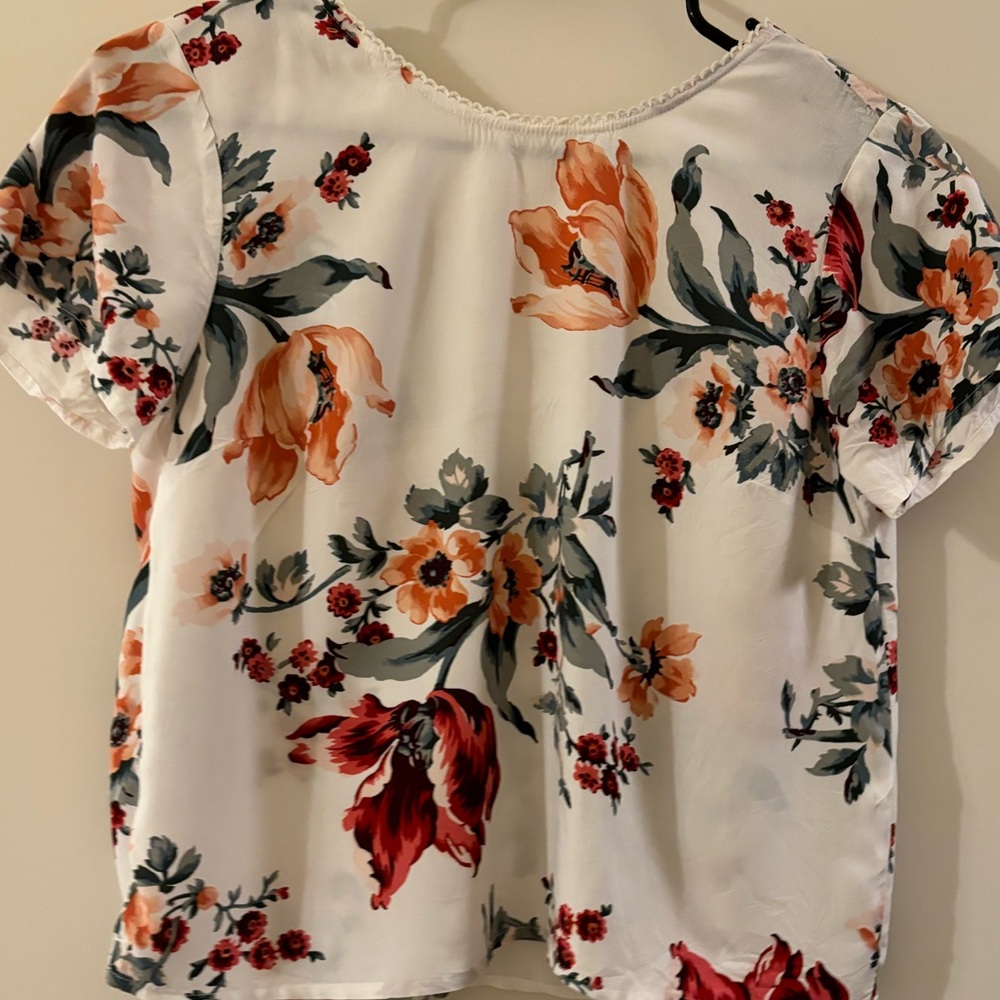 Abercrombie & Fitch cream, peach and maroon floral short sleeve sop size small